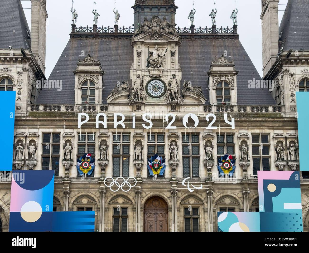 Logos des Jeux Olympiques de Paris 2024 sur Hôtel de ville à Paris, France Banque D'Images