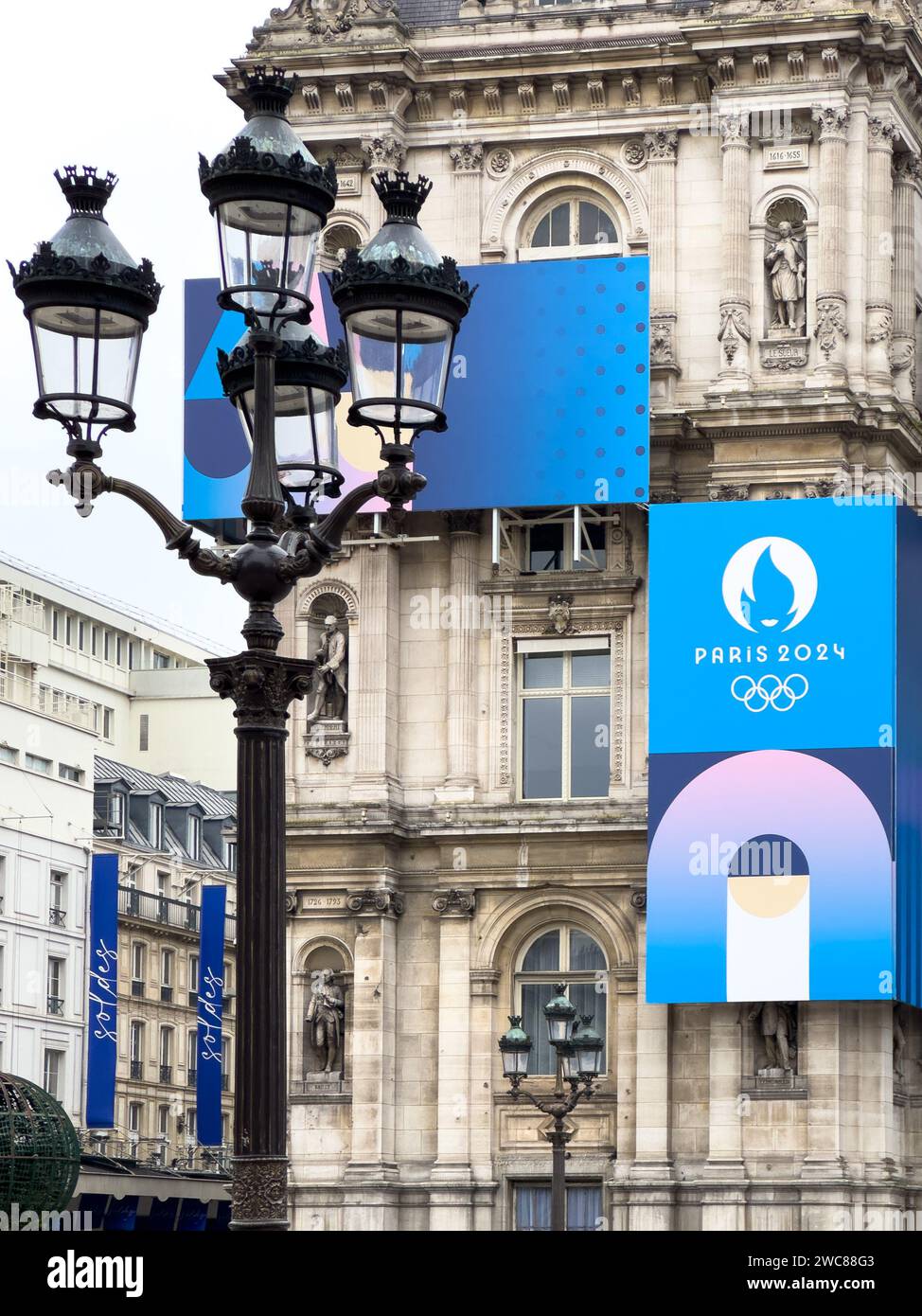 Logos des Jeux Olympiques de Paris 2024 sur Hôtel de ville à Paris, France Banque D'Images