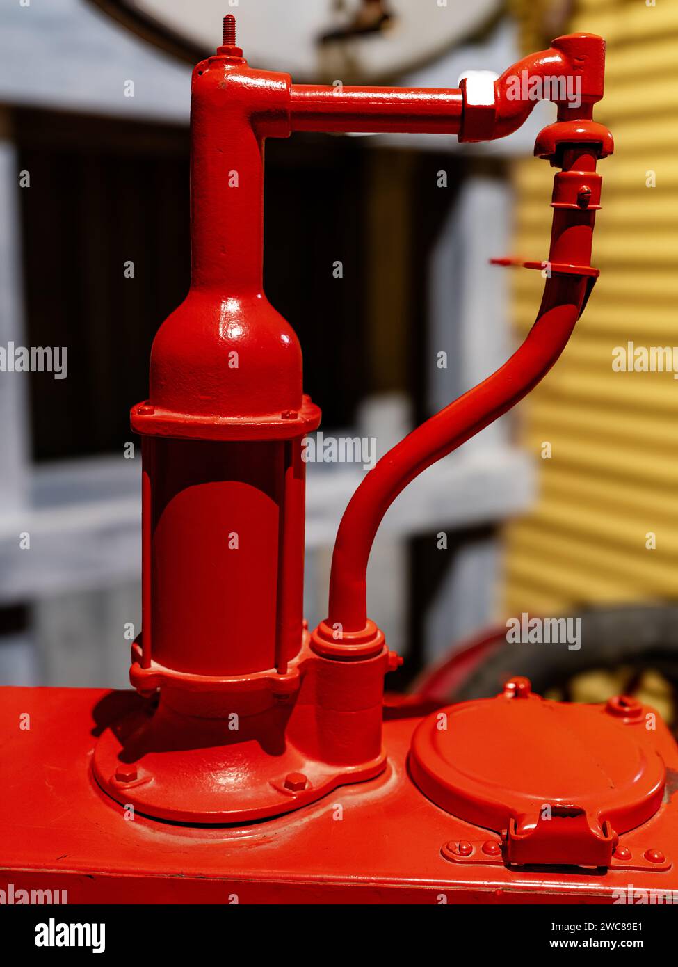 Pompe à huile antique rouge avec boîtier de filtre Banque D'Images