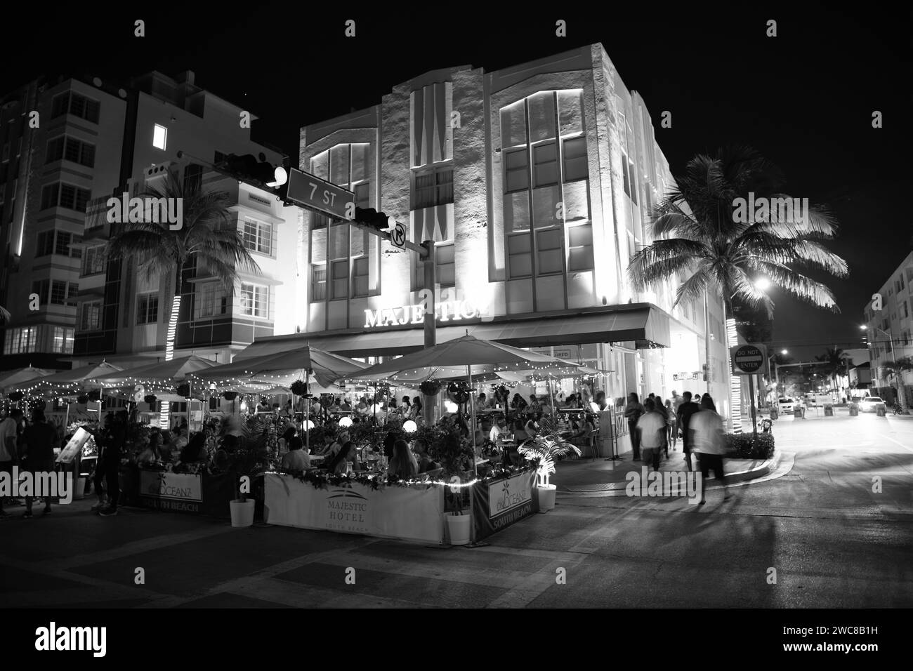 Miami, Floride États-Unis - 16 avril 2021: Miami South Beach Ocean Drive bâtiments illuminés dans la nuit rue de la ville de miami Banque D'Images