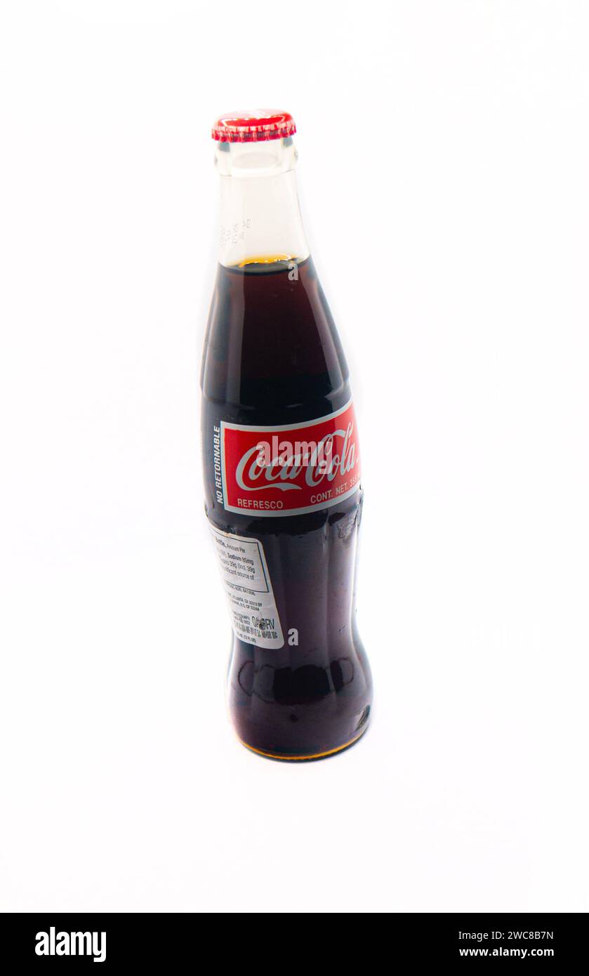 Bouteille de Coca-Cola mexicaine importée isolée sur fond blanc avec étiquette de faits nutritionnels supplémentaire ajoutée pour l'importation Banque D'Images