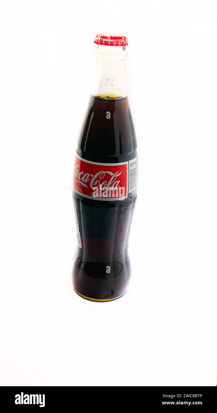 Bouteille de Coca-Cola mexicaine importée isolée sur fond blanc avec étiquette de faits nutritionnels supplémentaire ajoutée pour l'importation Banque D'Images