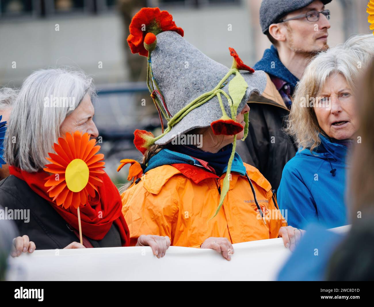 Strasbourg, France - 29 mars 2023 : des seniors déguisés en plantes protestent devant la Cour européenne des droits de l'homme, brandissent des pancartes, exhortant à agir contre les problèmes liés au changement climatique. Banque D'Images