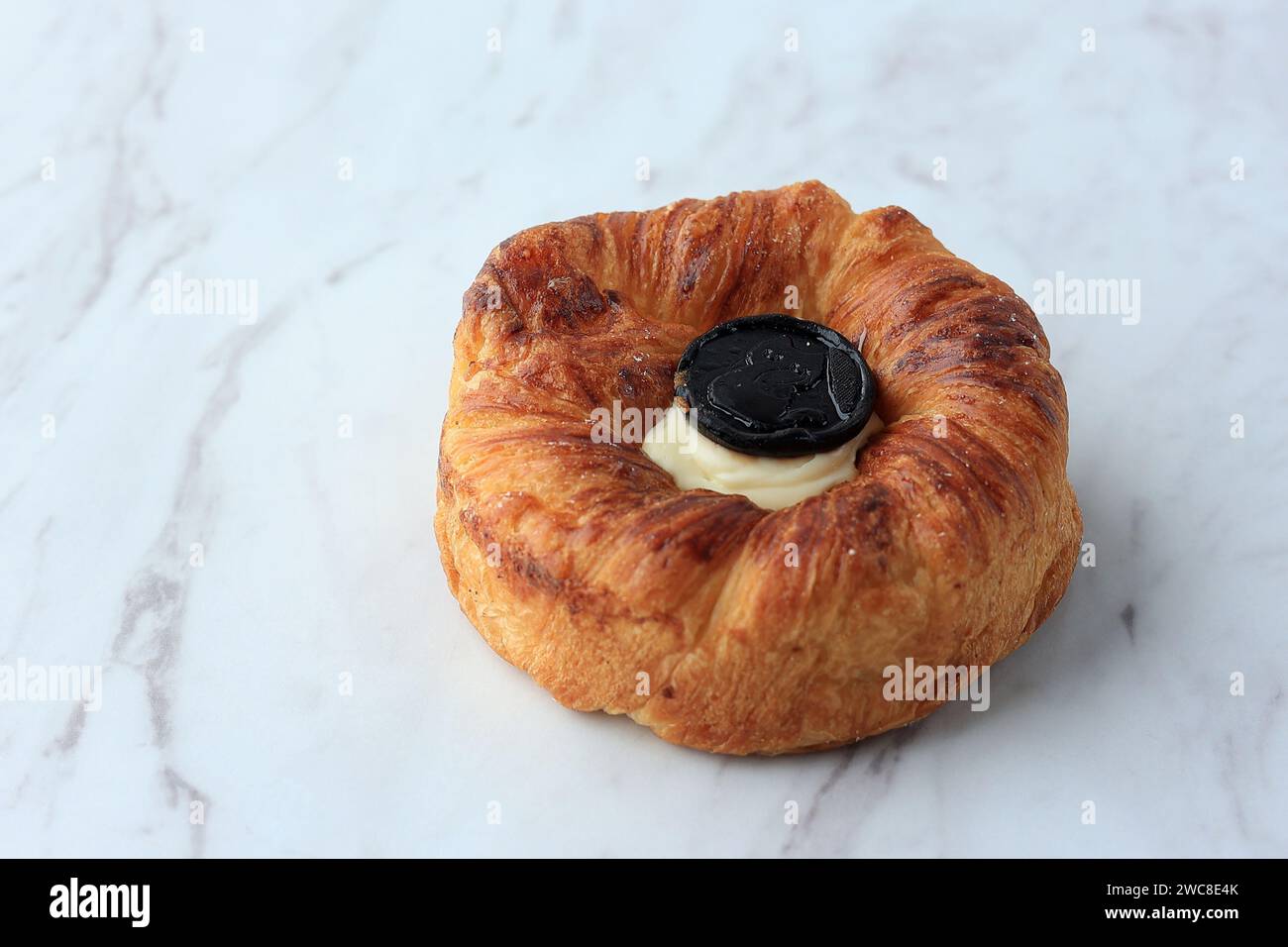 Pain croissant avec garniture au fromage à la crème, isolé sur blanc Banque D'Images