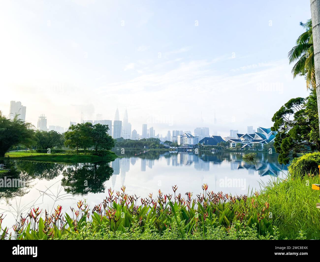 Taman Tasik Titiwangsa est une destination populaire pour les habitants et les touristes, offrant une escapade tranquille au milieu des rues animées de Kuala Lumpur. Banque D'Images