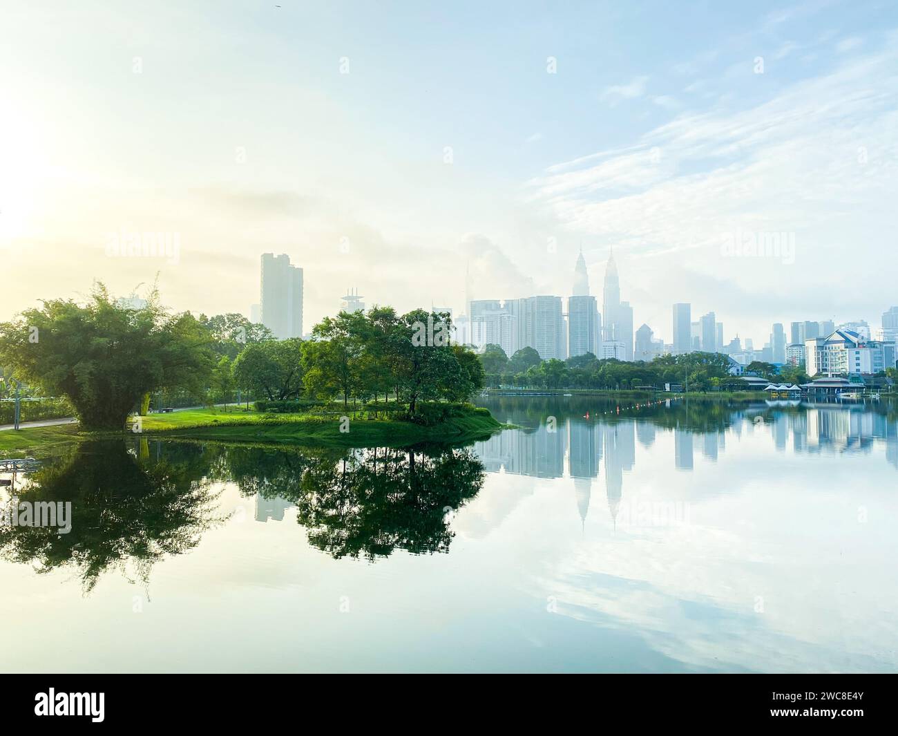 L'architecture et l'aménagement paysager du parc reflètent le riche patrimoine culturel de Kuala Lumpur, offrant aux visiteurs un aperçu de l'histoire de la ville Banque D'Images