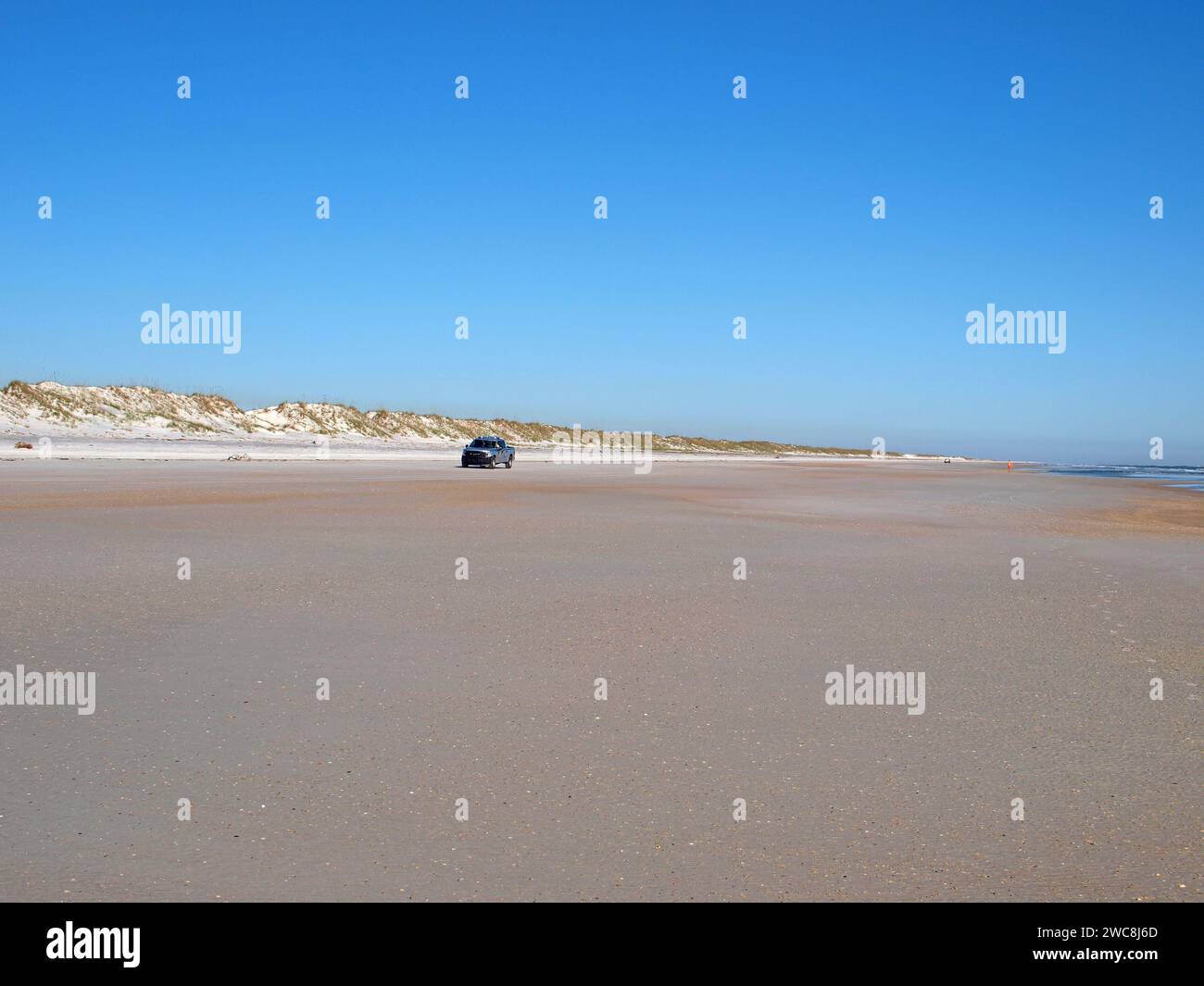 St. Augustine, Floride, États-Unis - 6 décembre 2016 : un véhicule de Ranger patrouillant sur la plage dans le parc d'état d'Anastasia. Banque D'Images