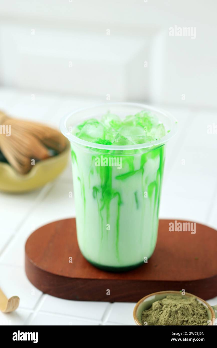 Latte Matcha sain fait maison bio glacé à base de feuilles de thé vert poudre broyée mélangée avec du lait ou de l'eau Banque D'Images