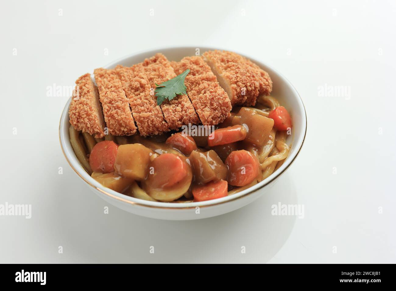 Udon au curry japonais avec Katsu de poulet, isolé sur blanc Banque D'Images