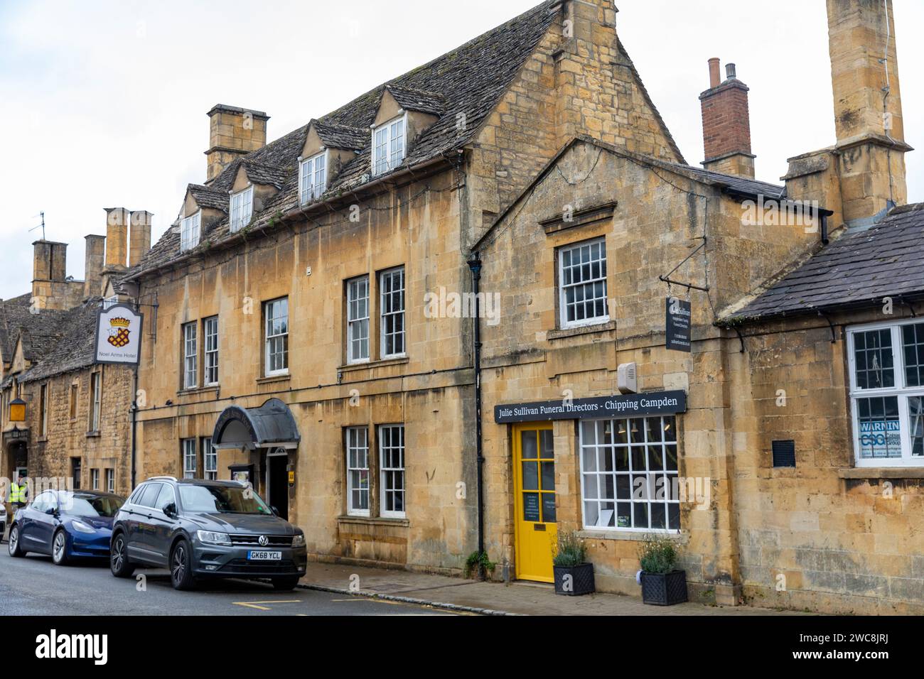 Chipping Campden High Street et Noel Arms pub hôtel, Angleterre, Royaume-Uni, 2023 Banque D'Images