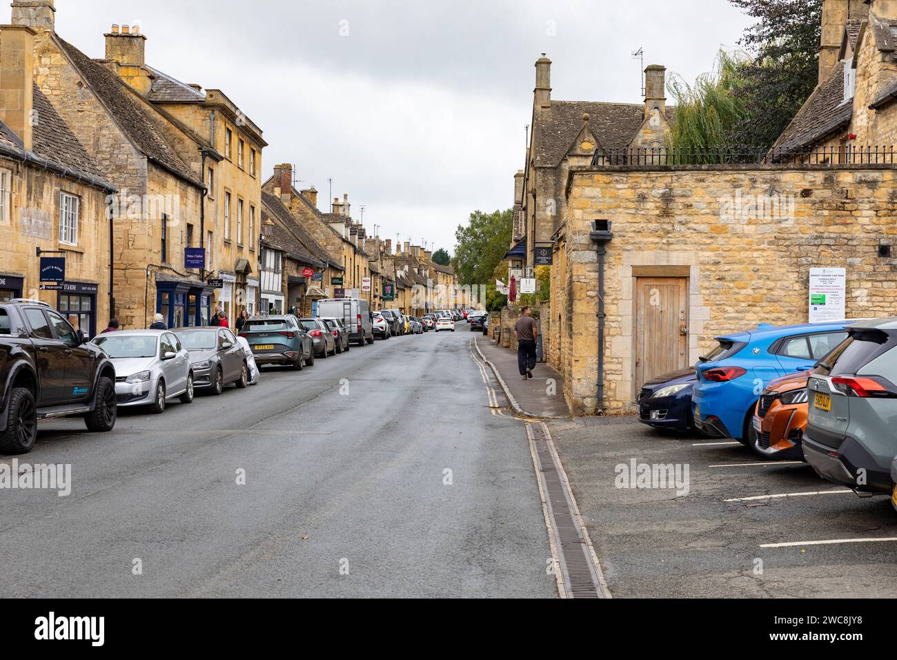 Chipping Campden centre-ville et rue principale, Cotswolds, Gloucestershire, Angleterre, 2023 Banque D'Images