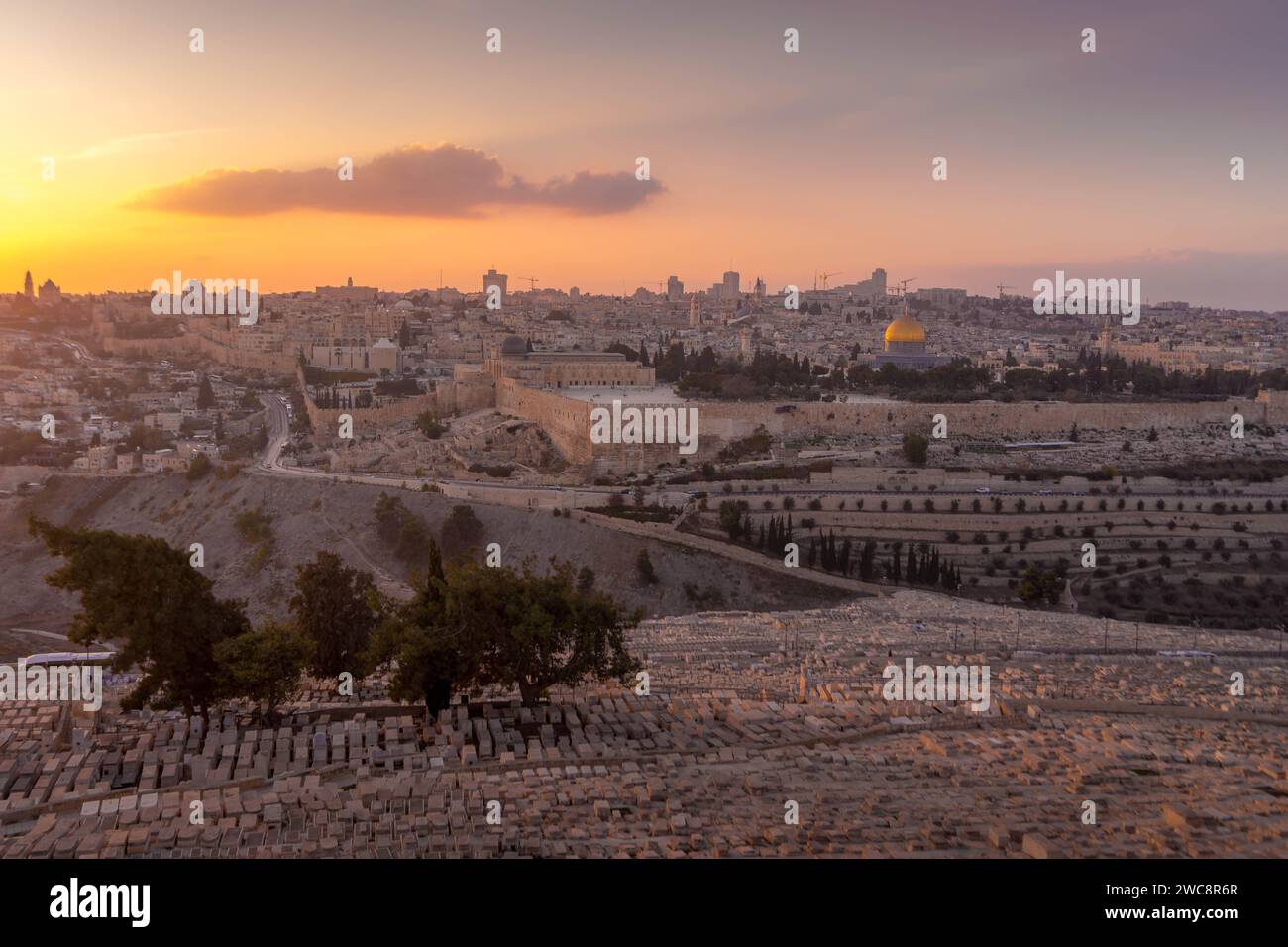 La belle vue sur le Mont Temple, le cimetière juif au Mont des oliviers, et le Dôme du Rocher, et les sanctuaires des religions abrahamiques à Jérusalem. Banque D'Images