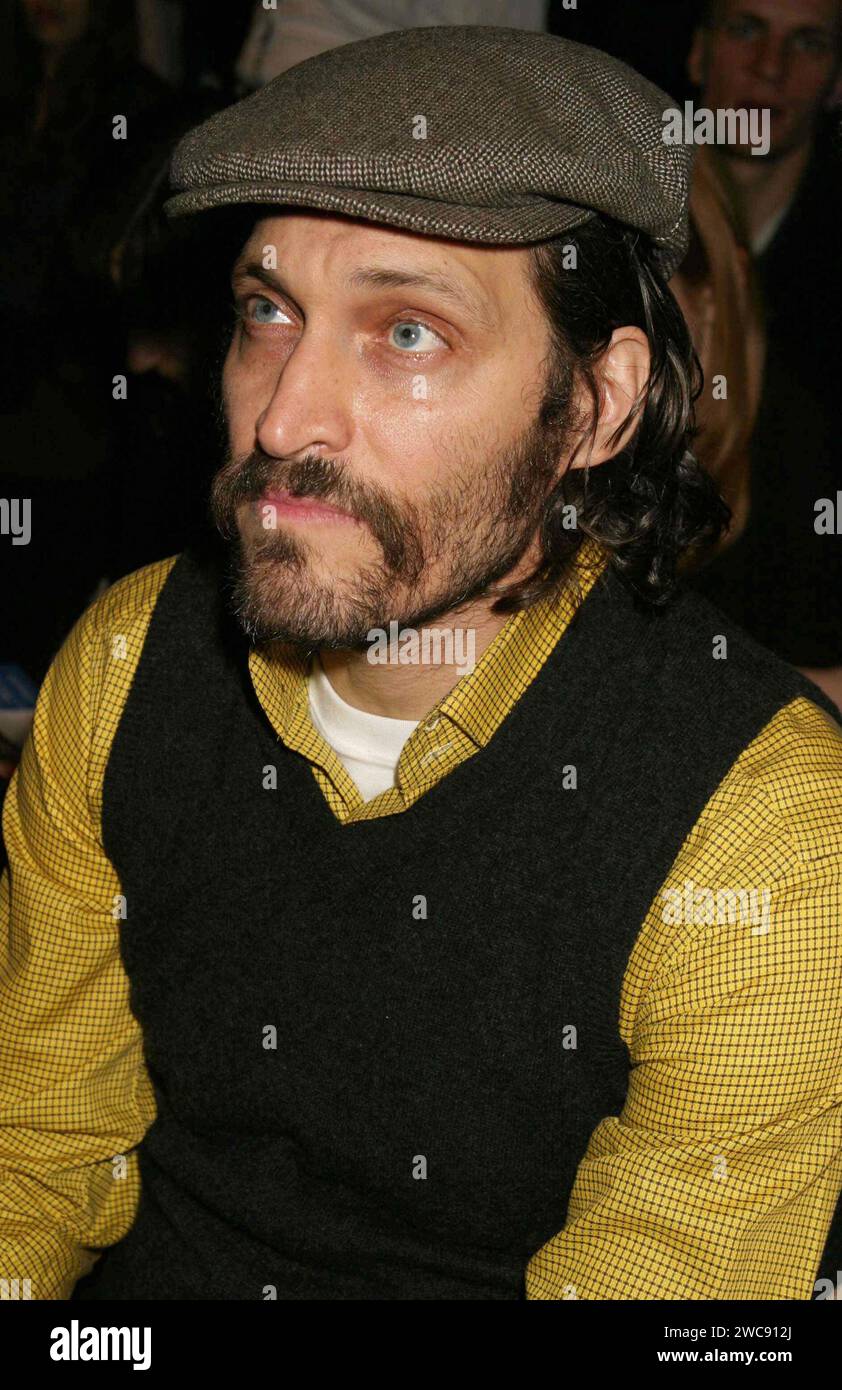 Vincent Gallo assiste à l'exposition Anna sui de la collection d'automne dans la tente au Bryant Park à New York le 9 février 2005. Crédit photo : Henry McGee/MediaPunch Banque D'Images