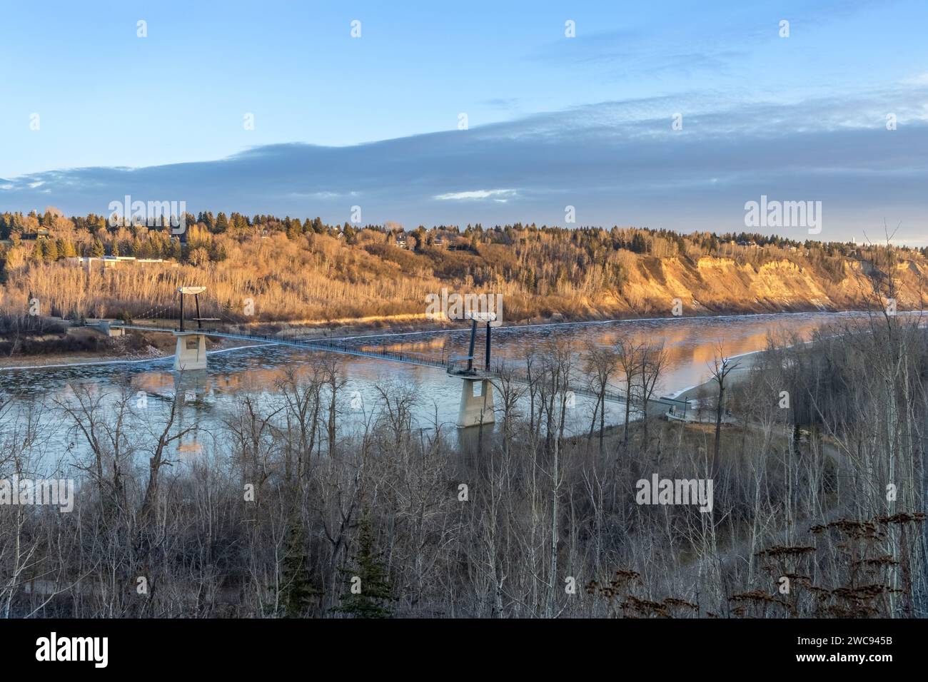 Paysage du pont de fort Edmonton en saison d'automne avec ciel bleu clair de soleil bas et nuages sombres Banque D'Images