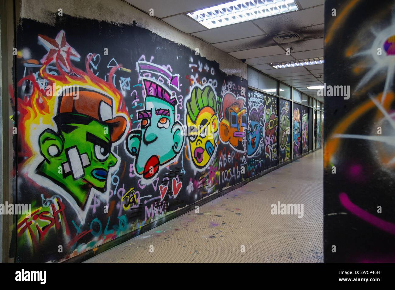 À l'intérieur du Peace Centre, un bâtiment commercial, des devantures abandonnées recouvertes de graffitis ou de peinture en aérosol par des artistes locaux. Singapour. Banque D'Images