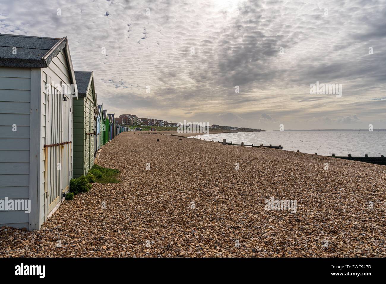 Cabanes de plage sur la côte de Solent près de Lee-on-the-Solent, Hampshire, Angleterre, Royaume-Uni Banque D'Images