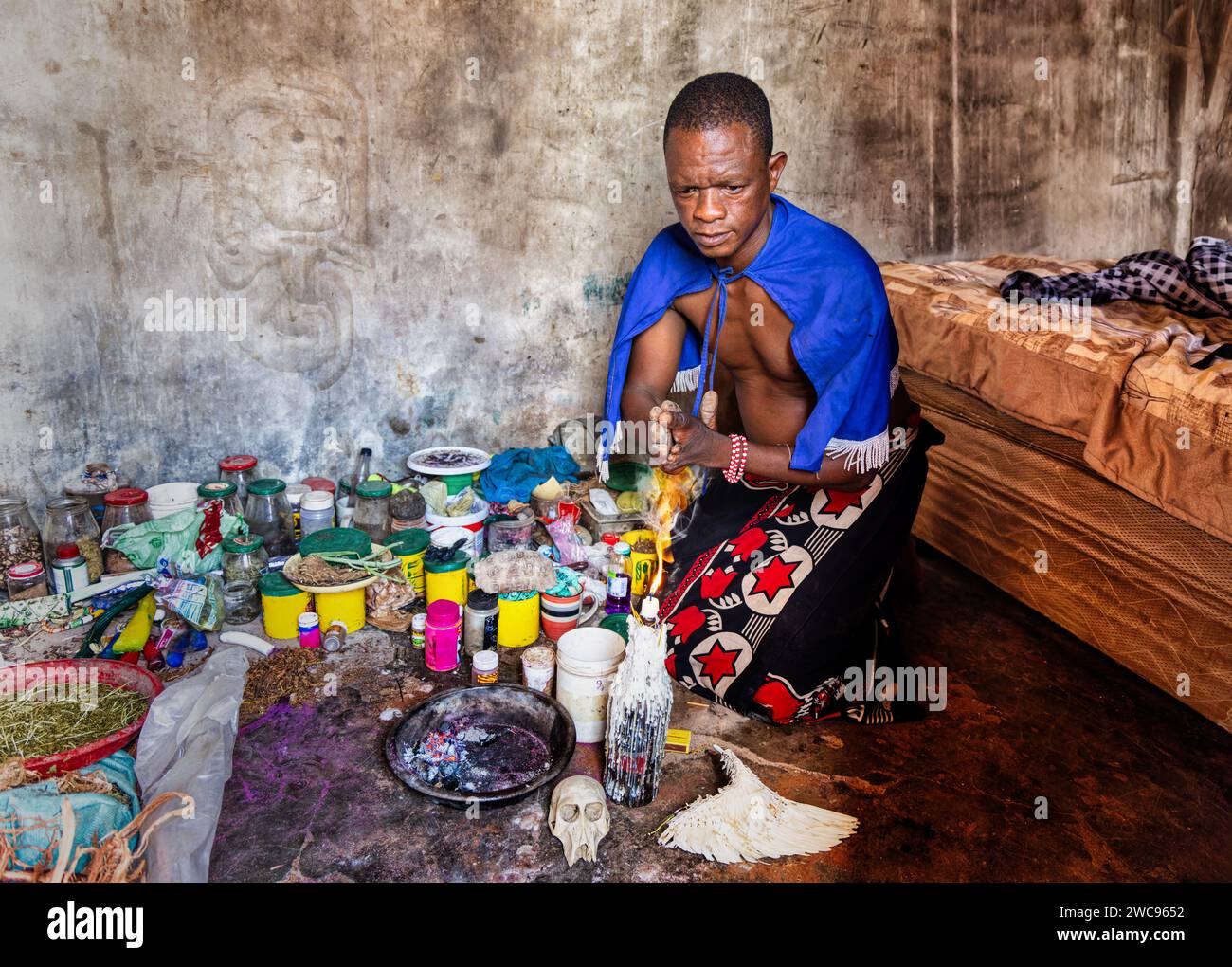 sangoma guérisseurs traditionnels d'Afrique, croyances ancestrales et herbes, spiritualité ancienne Banque D'Images
