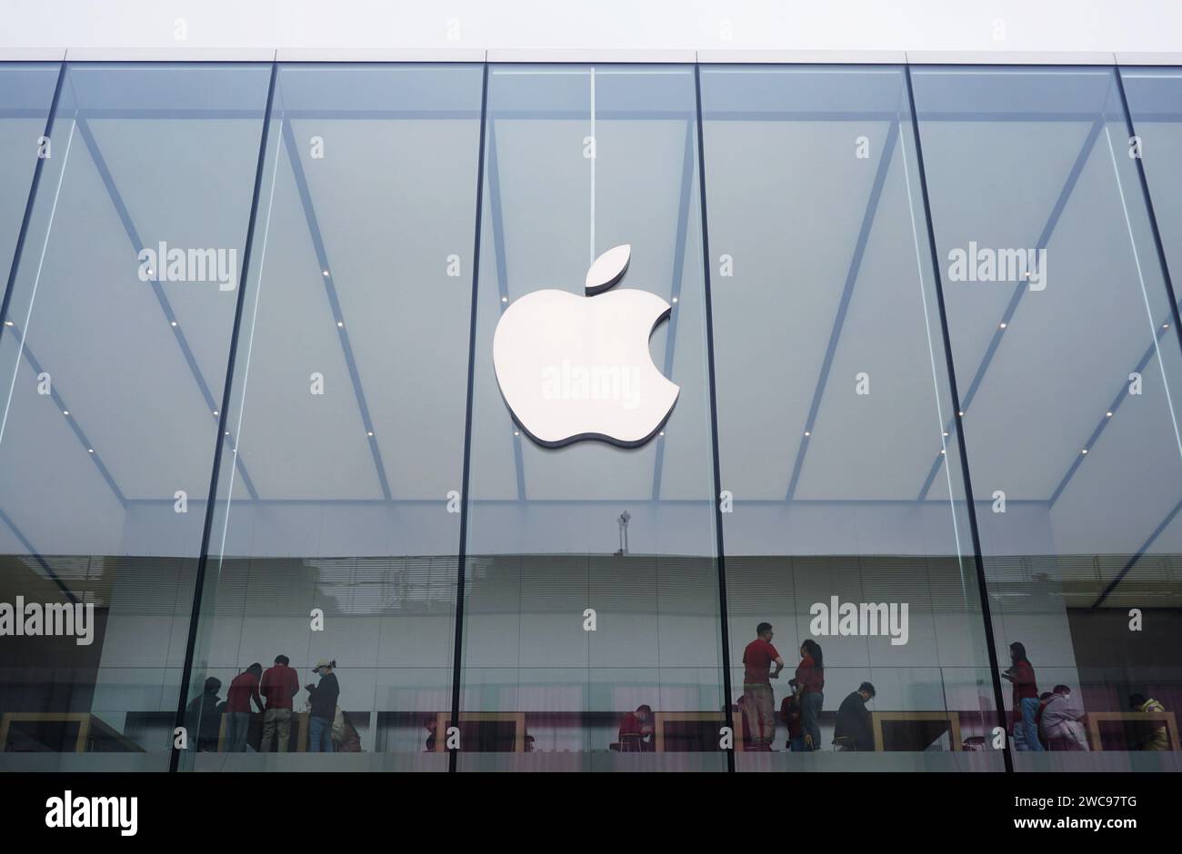 Hangzhou, Chine. 15 janvier 2024. HANGZHOU, CHINE - 15 JANVIER 2024 - le logo Apple est visible dans le magasin phare Apple de Hangzhou, dans la province du Zhejiang, en Chine orientale, le 15 janvier 2024. Le même jour, le site officiel d'Apple en Chine a annoncé qu'il ouvrirait l'offre "Spring Festival Limited Time" du 18 au 21 janvier. Un certain nombre de produits Apple, y compris la série iPhone15, seront réduits pour économiser jusqu'à 800 yuans. (Photo de CFOTO/Sipa USA) crédit : SIPA US/Alamy Live News Banque D'Images