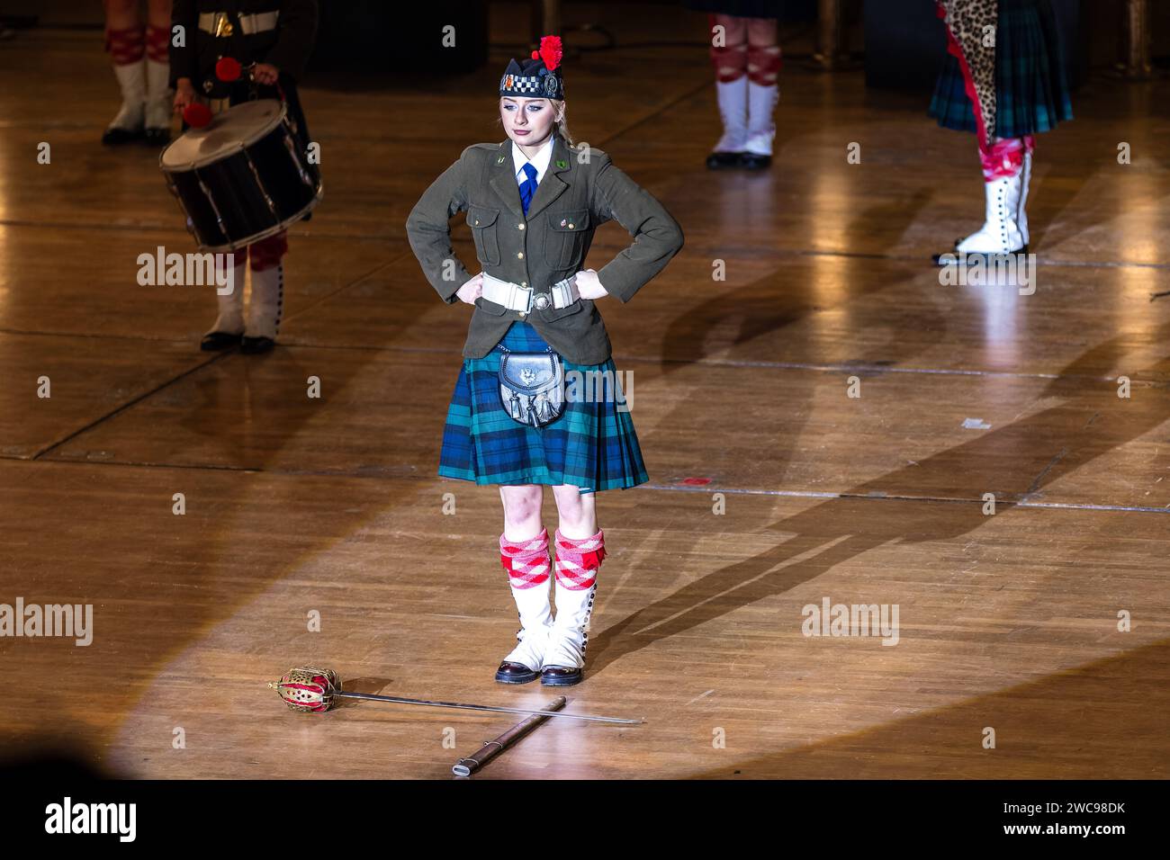 Cottbus, Allemagne. 14 janvier 2024. Scottish Pipes & Drums se produisent au défilé de musique. 400 artistes des sept nations défilent, dansent et font de la musique au défilé de musique de l'hôtel de ville de Cottbus. La Music Parade est la plus grande tournée européenne de musique militaire et de cuivres. Crédit : Frank Hammerschmidt/dpa/Alamy Live News Banque D'Images