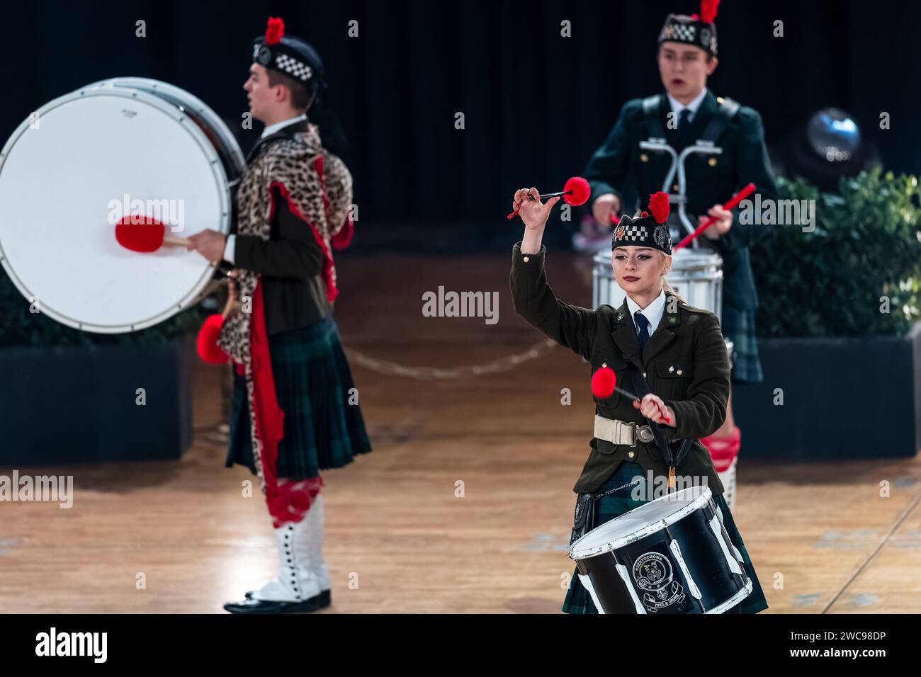 Cottbus, Allemagne. 14 janvier 2024. Scottish Pipes & Drums se produisent au défilé de musique. 400 artistes des sept nations défilent, dansent et font de la musique au défilé de musique de l'hôtel de ville de Cottbus. La Music Parade est la plus grande tournée européenne de musique militaire et de cuivres. Crédit : Frank Hammerschmidt/dpa/Alamy Live News Banque D'Images