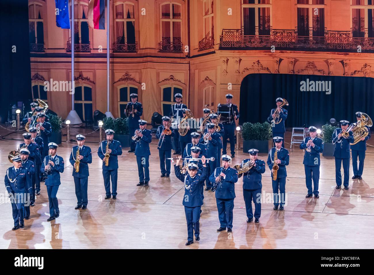 Cottbus, Allemagne. 14 janvier 2024. L'Orchestre de police de Wroclaw (Pologne) se produit au défilé de musique. 400 artistes des sept nations défilent, dansent et font de la musique au défilé de musique de l'hôtel de ville de Cottbus. La parade musicale est la plus grande tournée européenne de musique militaire et de cuivres. Crédit : Frank Hammerschmidt/dpa/Alamy Live News Banque D'Images