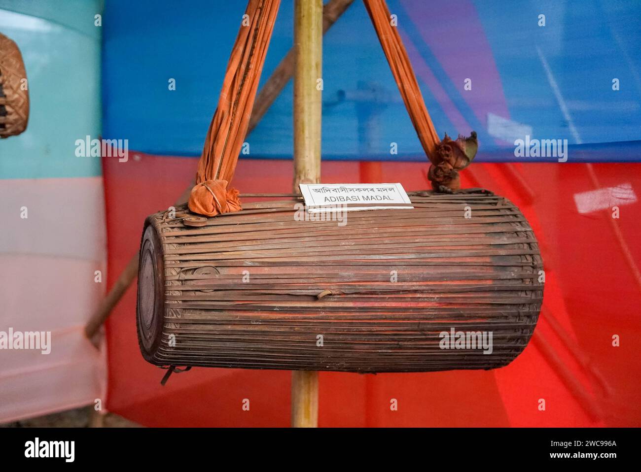 Gros plan d'un instrument de musique mridangam accroché à un marché Banque D'Images
