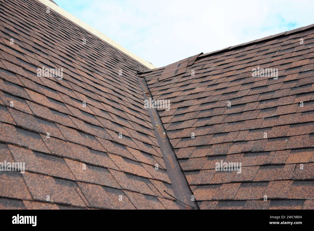 Construction, réparation, installation, remplacement, rénovation de toitures en bardeaux d'asphalte. Zones problématiques pour House Asphalt Shingles Corner Roofing Construction Banque D'Images