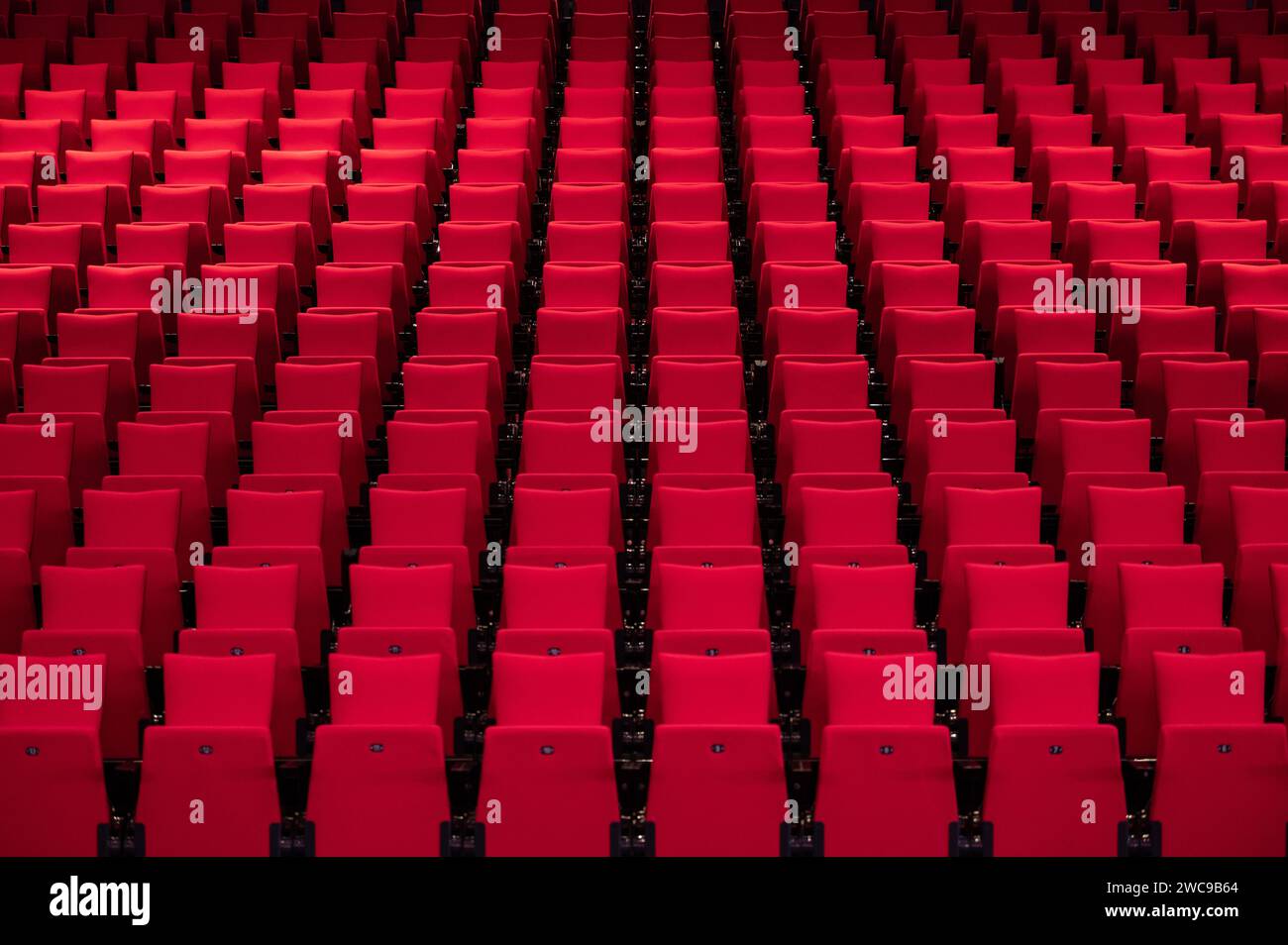 Leere Reihen roter Sitze sind in der Oberrheinhalle zu sehen. Offenburg Baden-Württemberg Deutschland *** des rangées vides de sièges rouges peuvent être vues dans l'Oberrheinhalle Offenburg Baden Württemberg Allemagne Banque D'Images