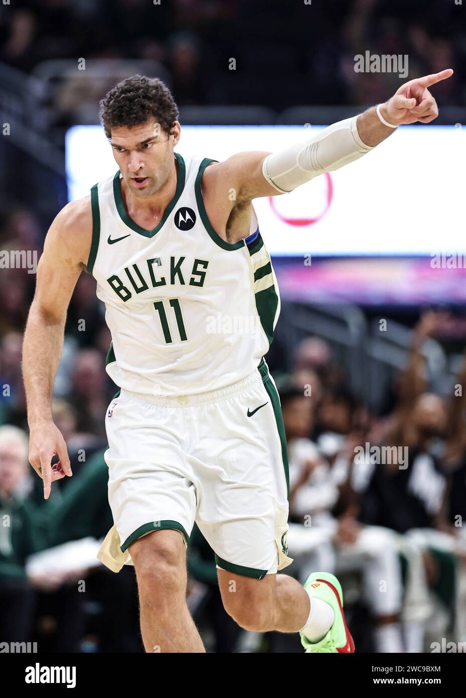 Milwaukee, USA. 14 janvier 2024. Le centre des Bucks de Milwaukee Brook Lopez célèbre un 3-Pointer lors du match de saison régulière de la NBA entre les Bucks de Milwaukee et les Kings de Sacramento à Milwaukee, aux États-Unis, le 14 janvier 2024. Crédit : Joel Lerner/Xinhua/Alamy Live News Banque D'Images