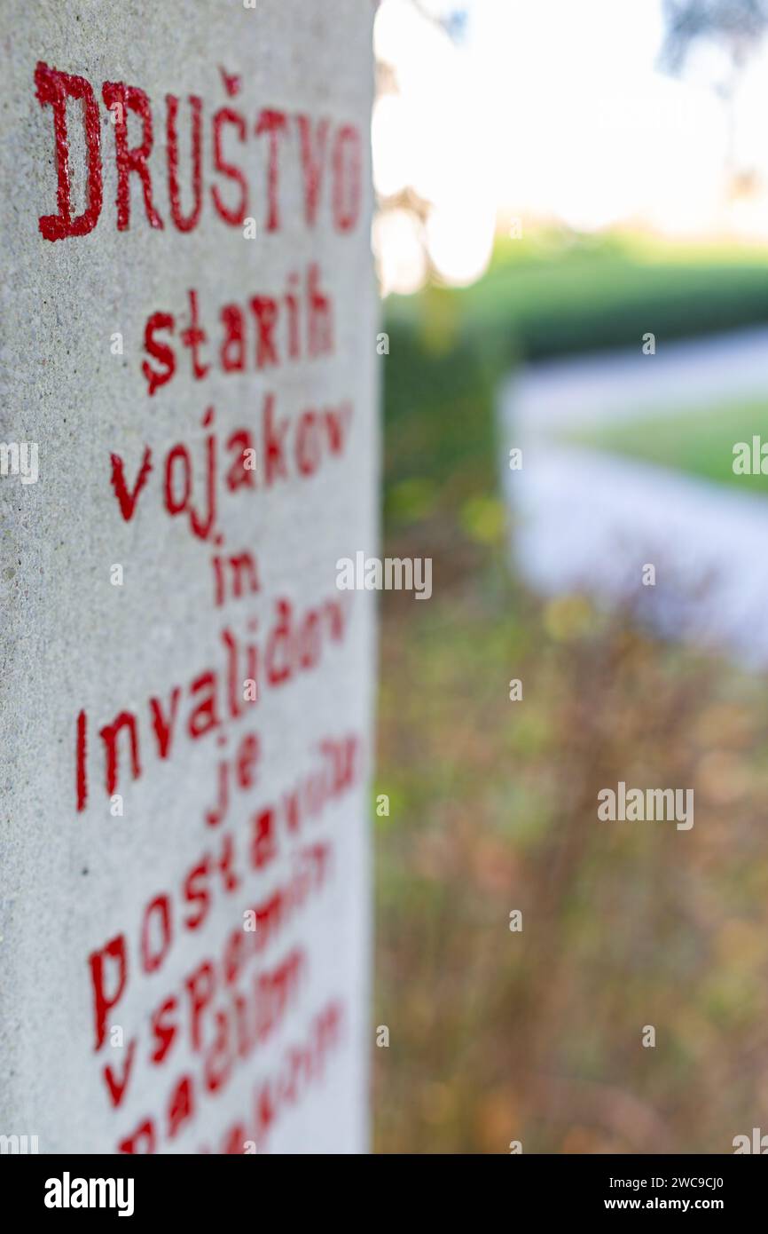 Un vieux pilier historique en pierre avec des lettres gravées en rouge. C'est une attraction touristique Banque D'Images