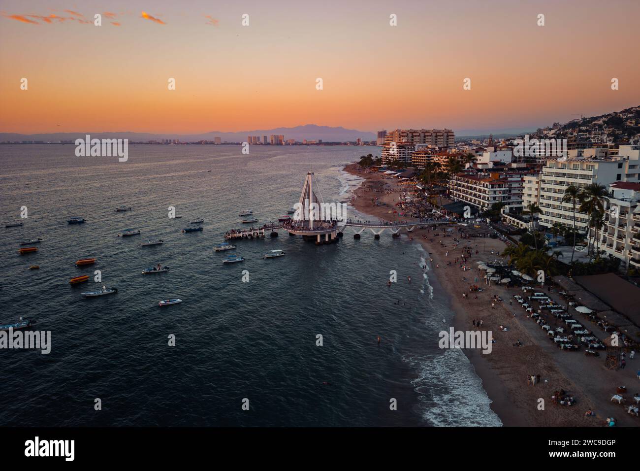 Los Muertos Beach Pier vu de dessus en regardant vers le nord vers Puerto Vallarta et Nuevo Vallarta Mexique. Banque D'Images