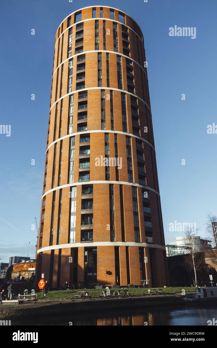 Candle House à Granary Wharf dans le centre de Leeds dans le Yorkshire. Prise un matin ensoleillé avec ciel bleu et soleil éclatant. Vue portrait des appartements. Banque D'Images