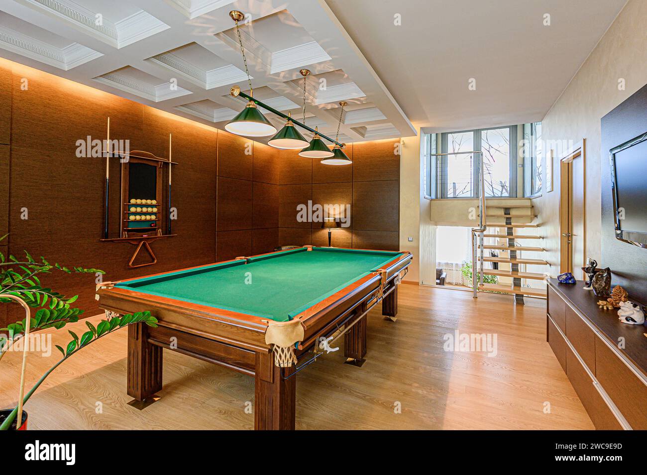 chambre d'appartement intérieur grande table de billard en bois club Banque D'Images
