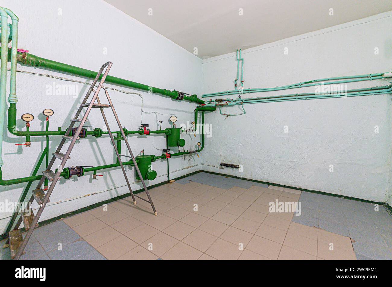 chaufferie de la salle d'appartement intérieure. système de chauffage, tuyaux et appareils Banque D'Images