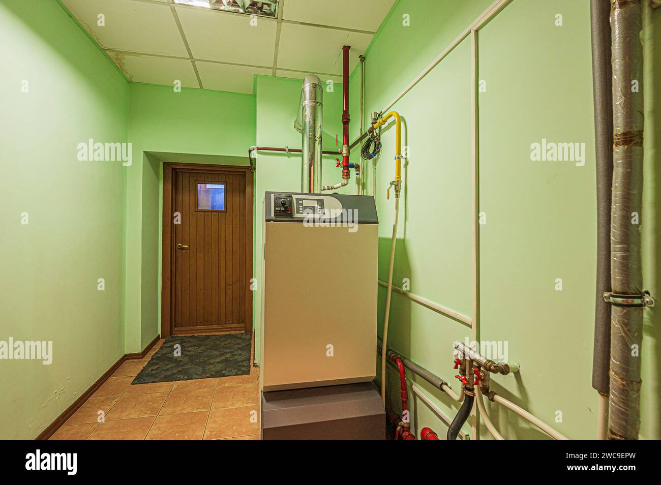 chaufferie de la salle d'appartement intérieure. système de chauffage, tuyaux et appareils Banque D'Images