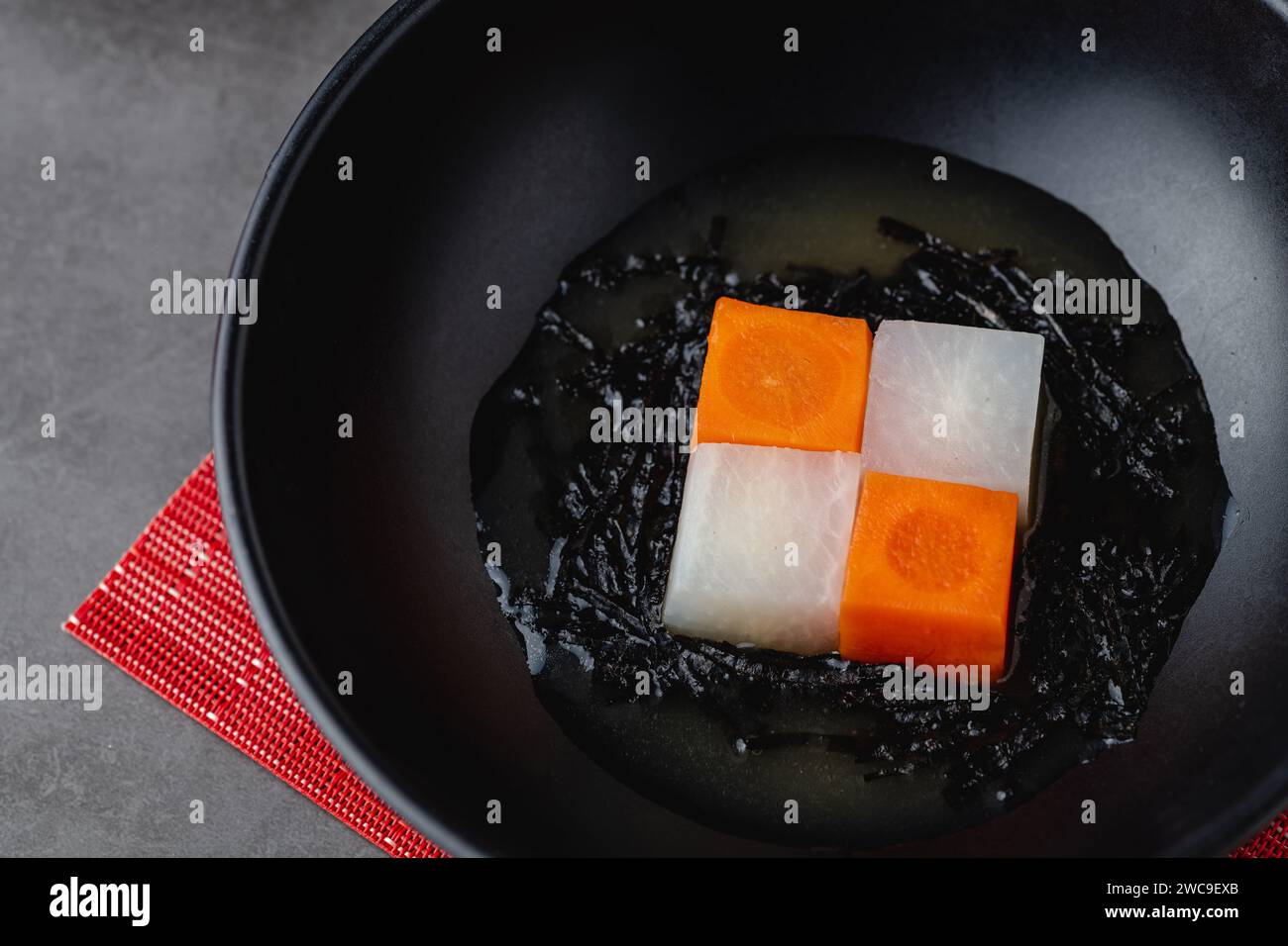 Kenchin Jiru, soupe japonaise de légumes préparée avec du tofu et des légumes-racines Banque D'Images