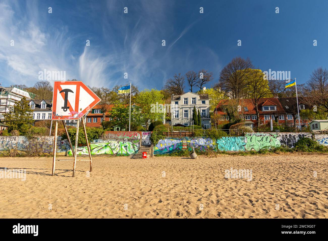 Maisons typiques au bord de l'eau et plage de la ville sur la rivière Elbe à Hambourg, Allemagne Banque D'Images