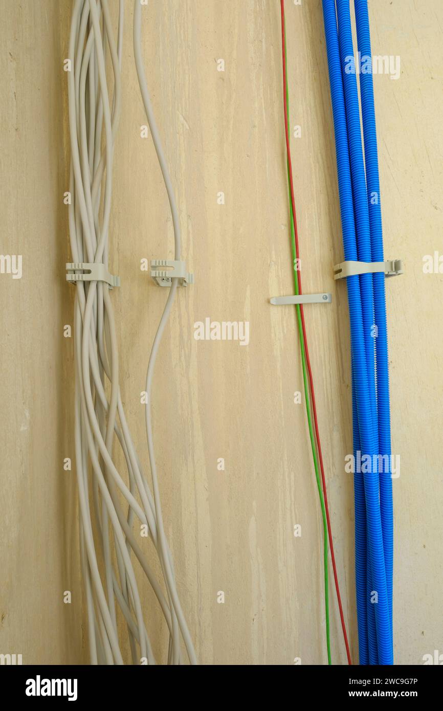 Câble électrique et câble réseau à un mur Banque D'Images