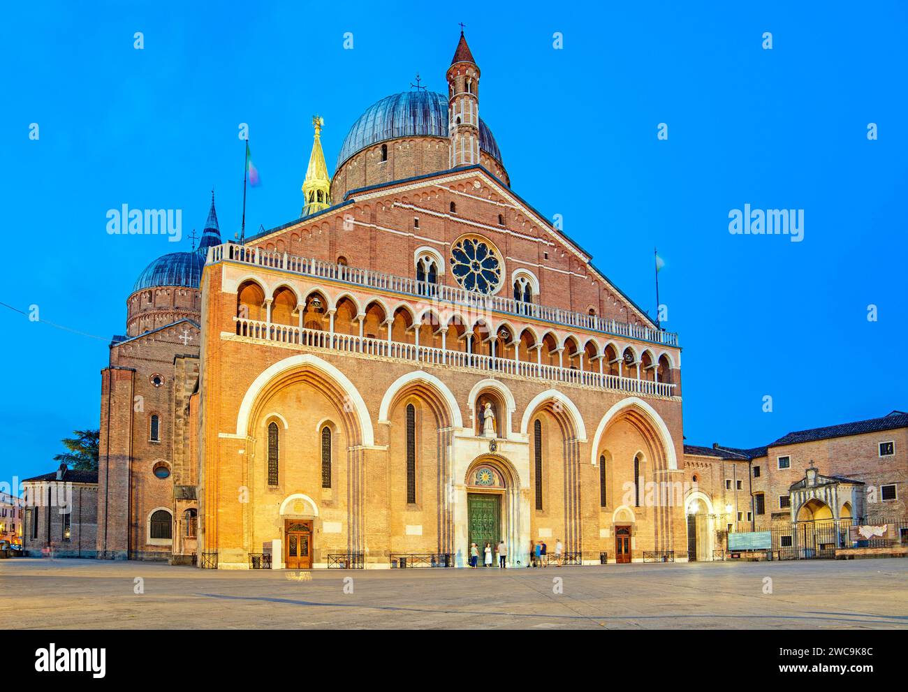 Padova, Itlay, église Saint Antoine au crépuscule Banque D'Images