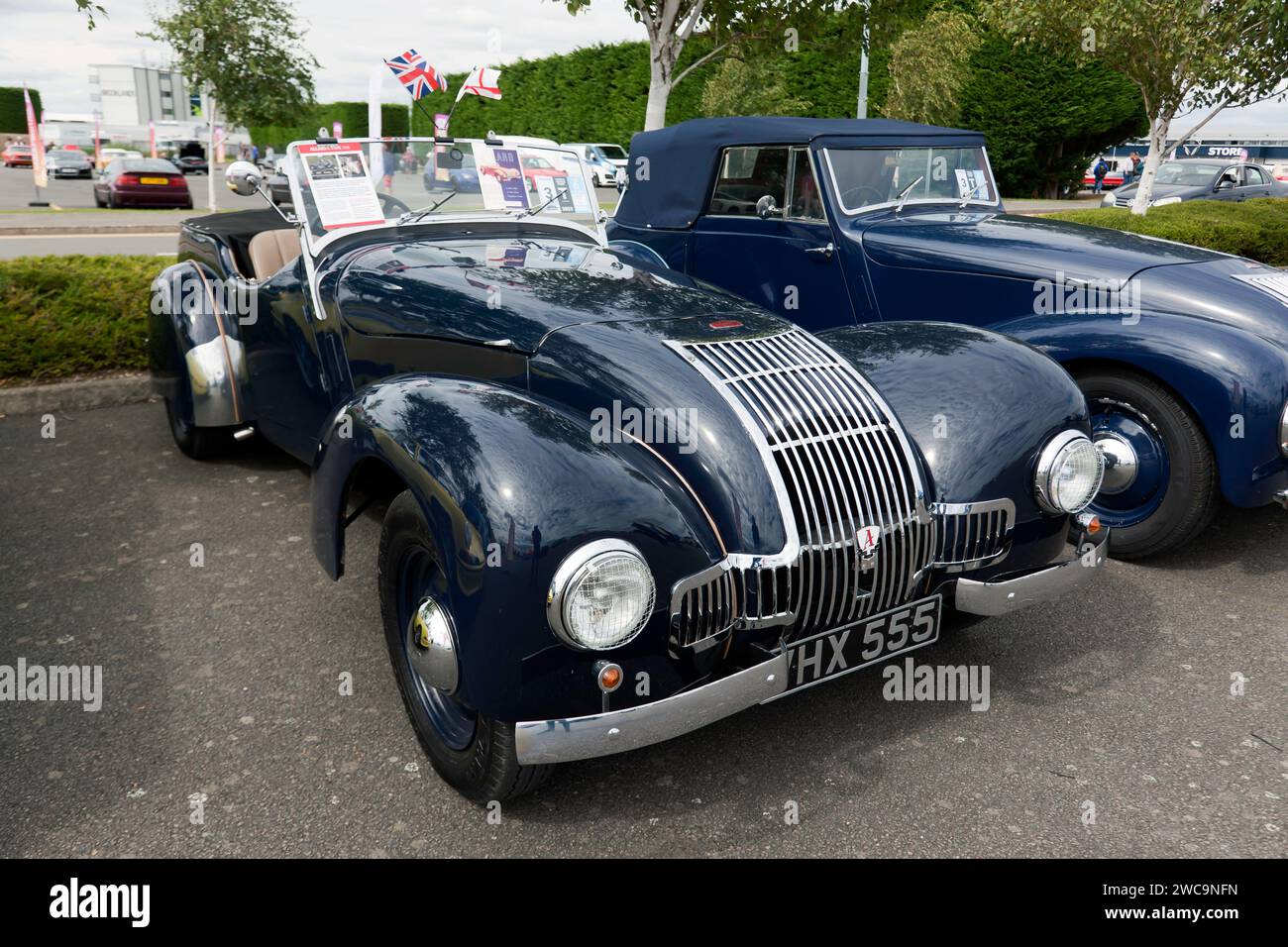 Vue de trois quarts de face d'un Allard L Type Bleu 1949, exposé dans la zone Allard Owners Club du Festival Silverstone 2023. Banque D'Images