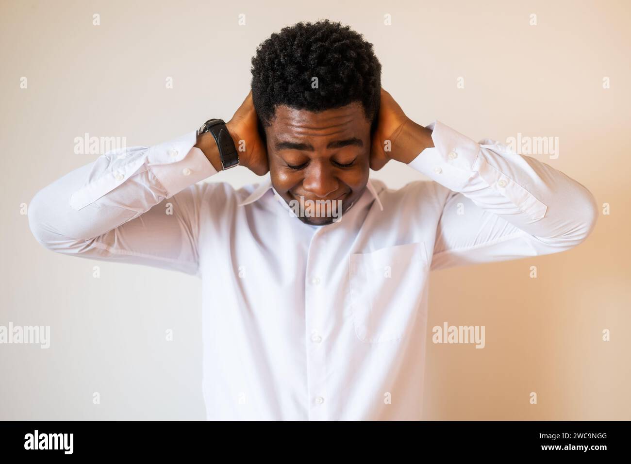 Portrait of young businessman qui est fatigué et surmené. Banque D'Images