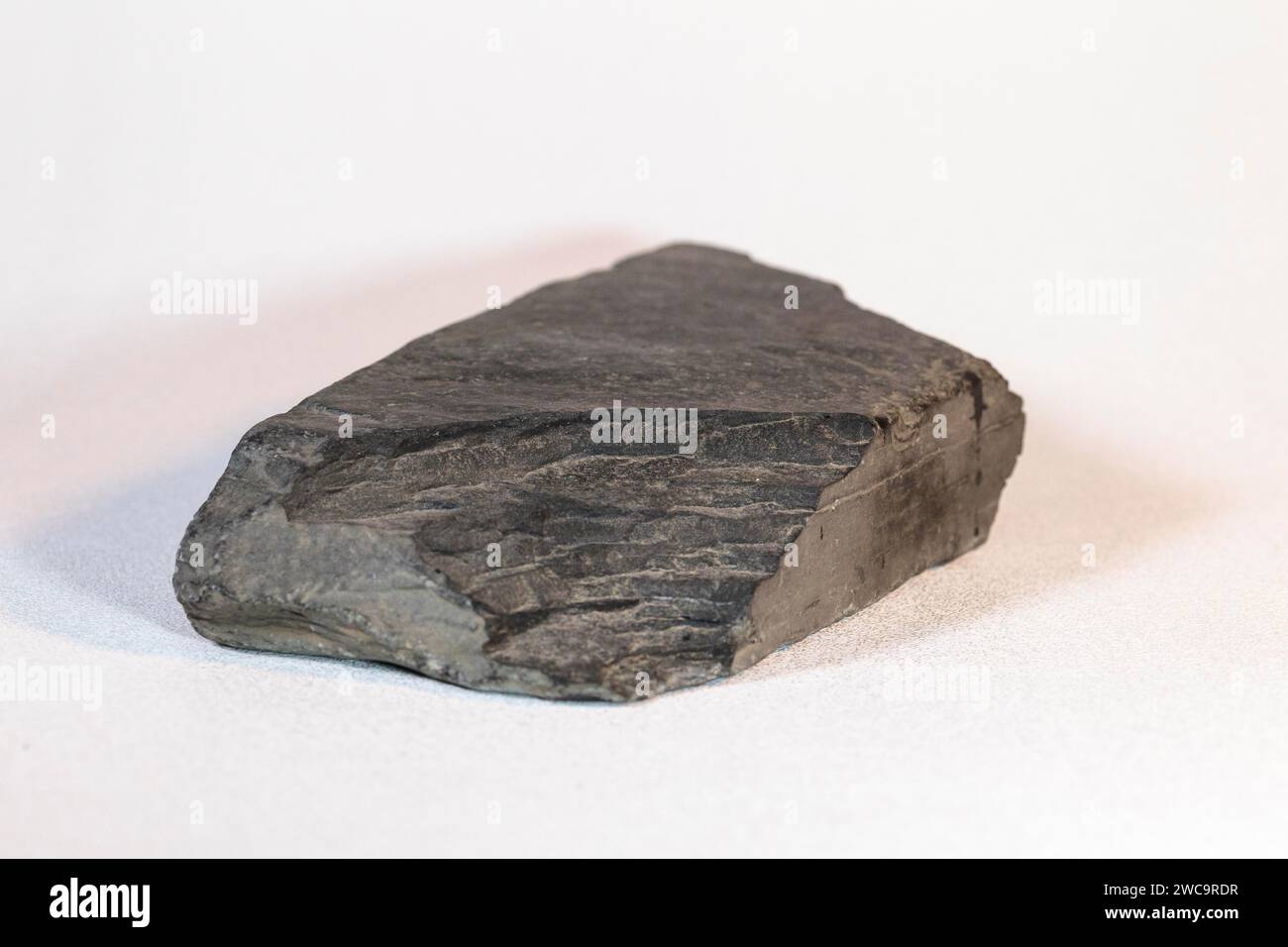 côté droit du gris une roche plate en forme de brique trouvée il y a de nombreuses années Banque D'Images
