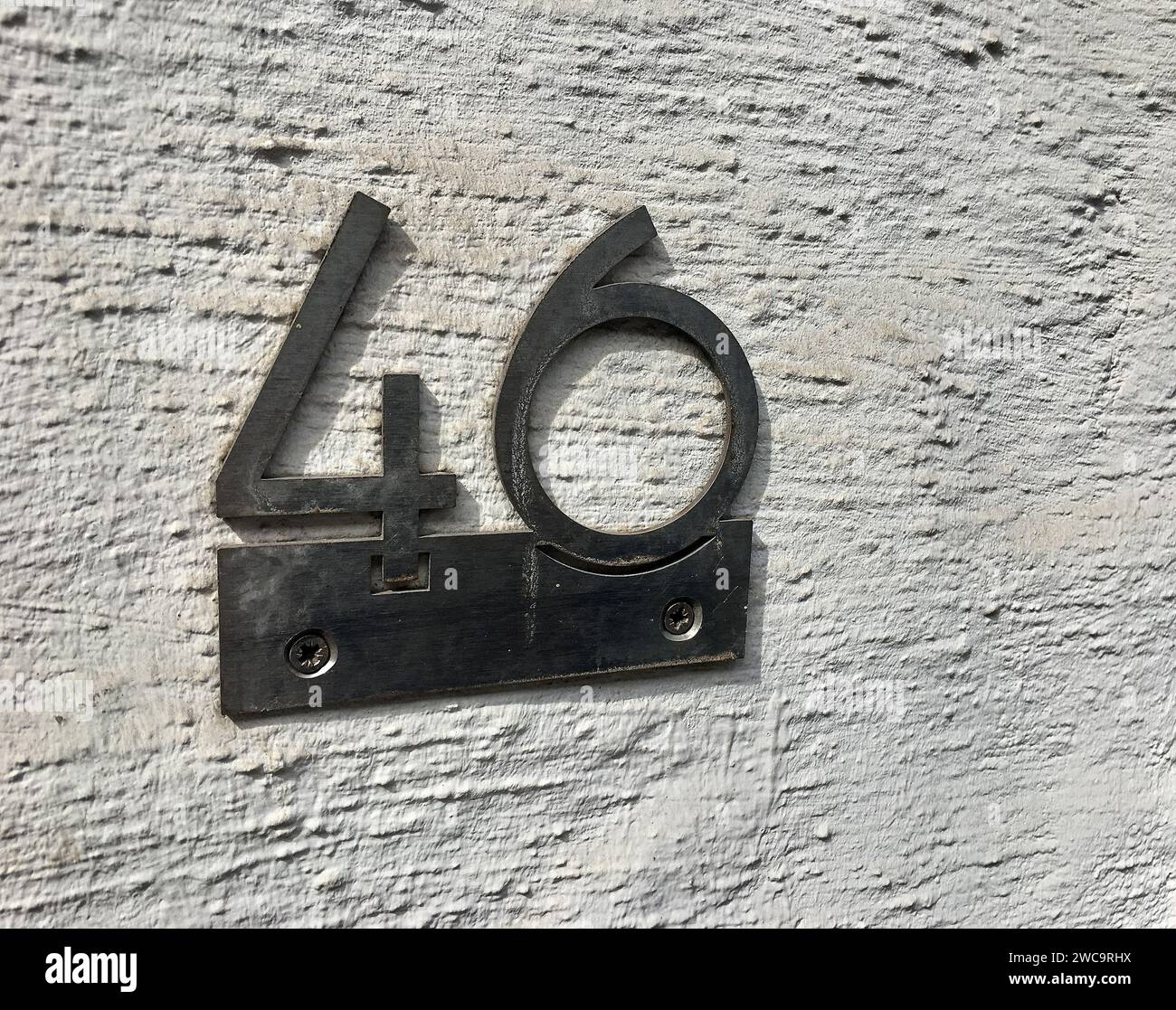 Gros plan d'une porte de maison numéro 46 Banque D'Images