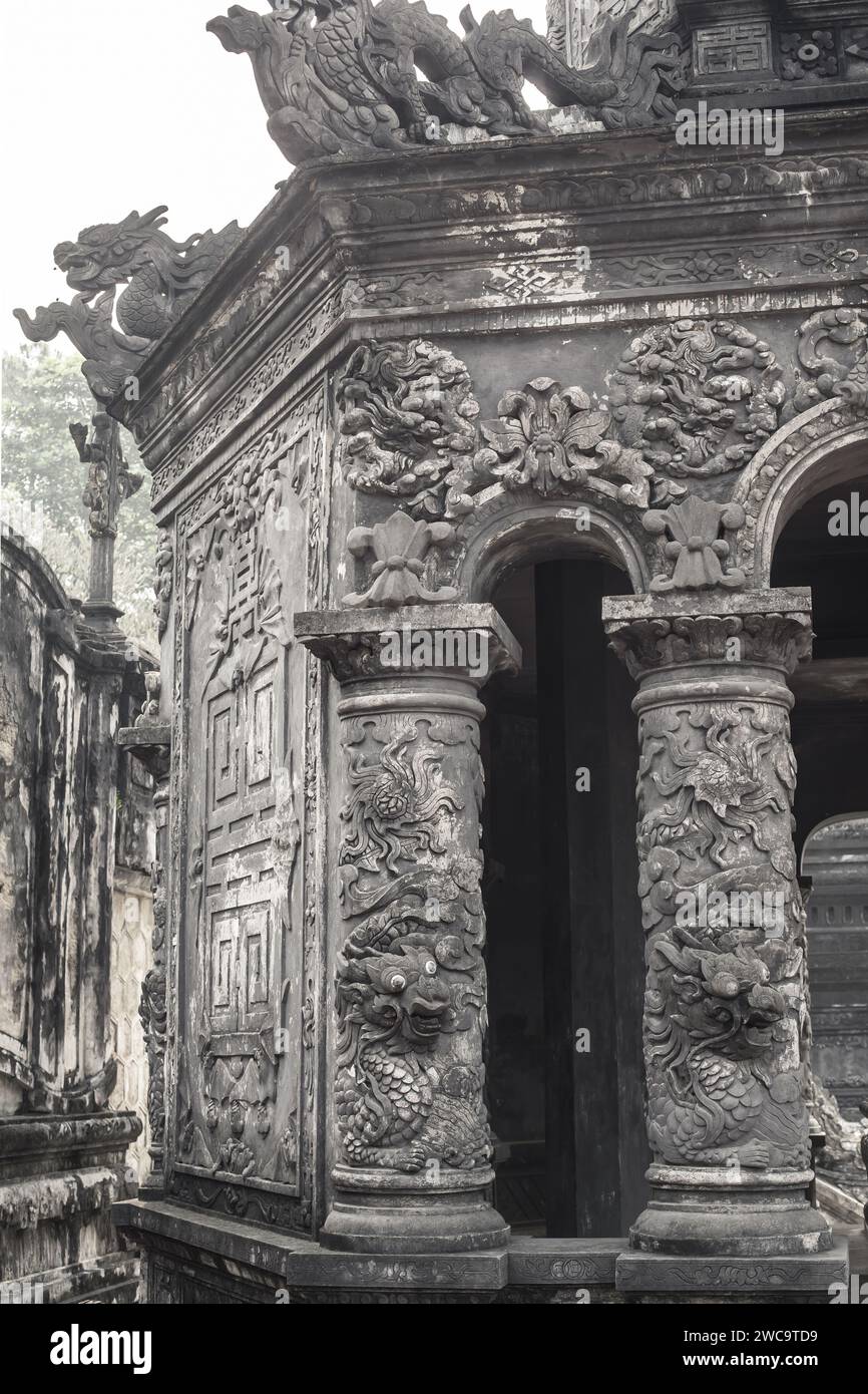 Ville de Hue, Vietnam, mars 19 2015 : dragon complexe dans des sculptures de nuages sur un ancien pilier de pierre sur le site historique de la tombe de Khai Dinh, Vietnam Banque D'Images