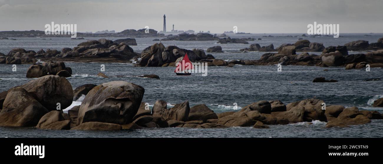 Bretagne : Voilier rouge entre rochers Banque D'Images