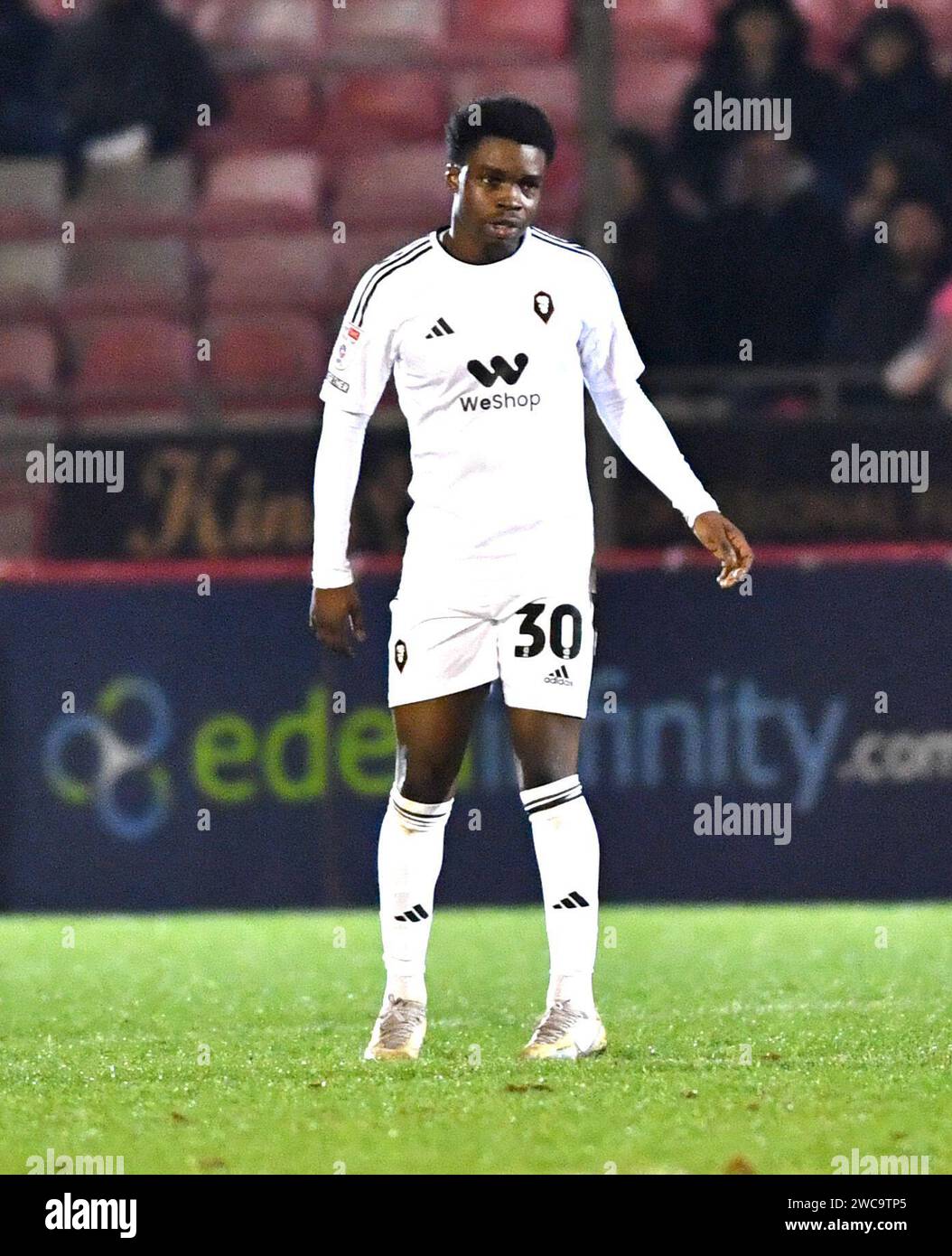 Kelly n'Mai de Salford lors du match Sky Bet EFL League Two entre Crawley Town et Salford City au Broadfield Stadium , Crawley , Royaume-Uni - 13 janvier 2024 photo Simon Dack / Téléphoto Images à usage éditorial uniquement. Pas de merchandising. Pour les images de football des restrictions FA et Premier League s'appliquent inc. Aucune utilisation Internet/mobile sans licence FAPL - pour plus de détails contacter football Dataco Banque D'Images