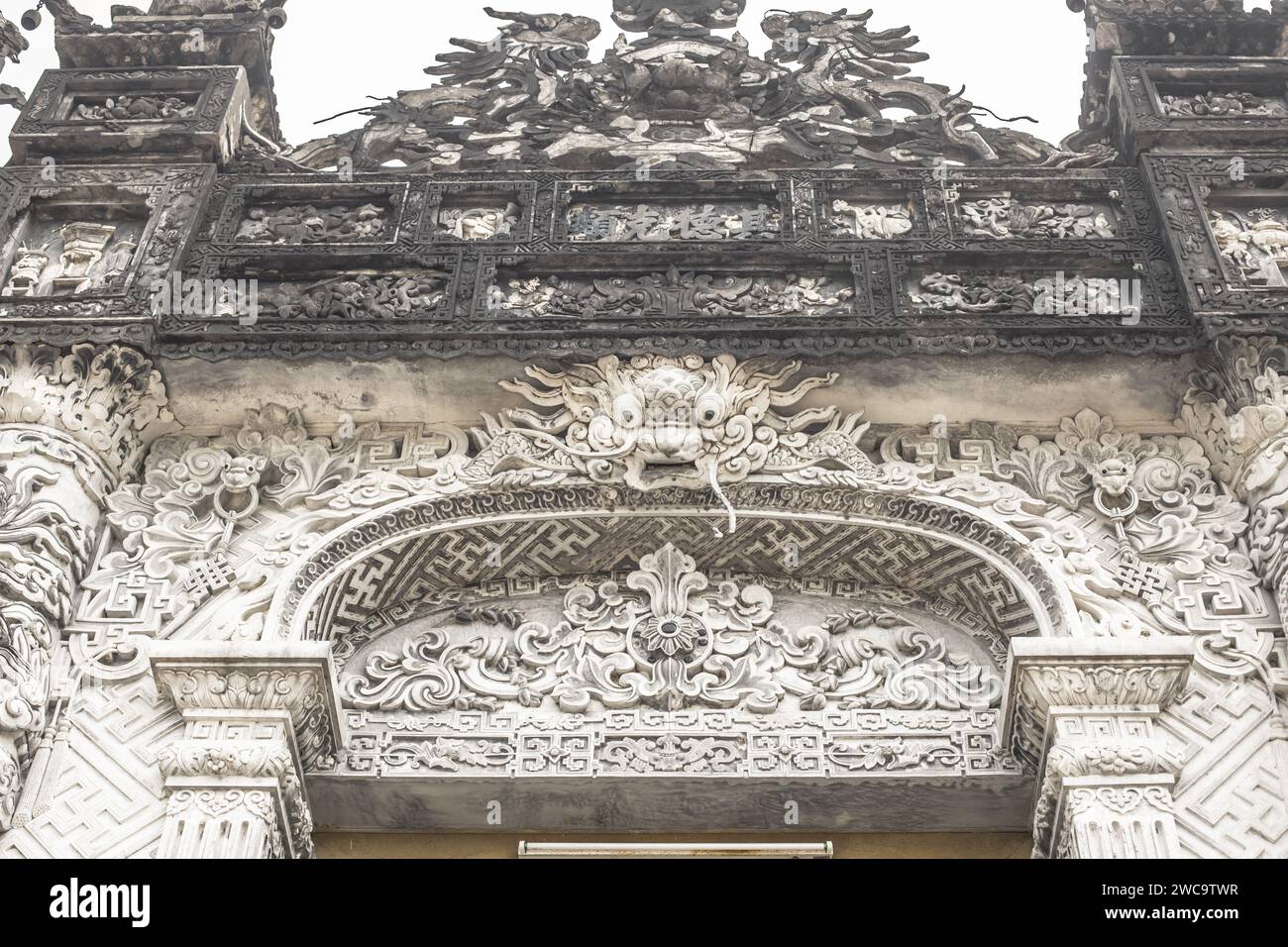 Ville de Hue, Vietnam, mars 19 2015 : sculpture de dragon en pierre finement sculptée ornant le mur de la tombe historique de Khai Dinh Banque D'Images