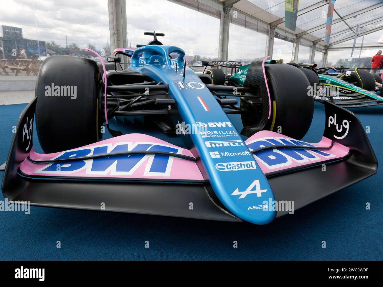 Faible angle de vue de la 2023, BWT Alpine A523, voiture de Formule 1 pilotée par Esteban Ocon et Pierre Gasly, exposée dans la Fan zone Banque D'Images