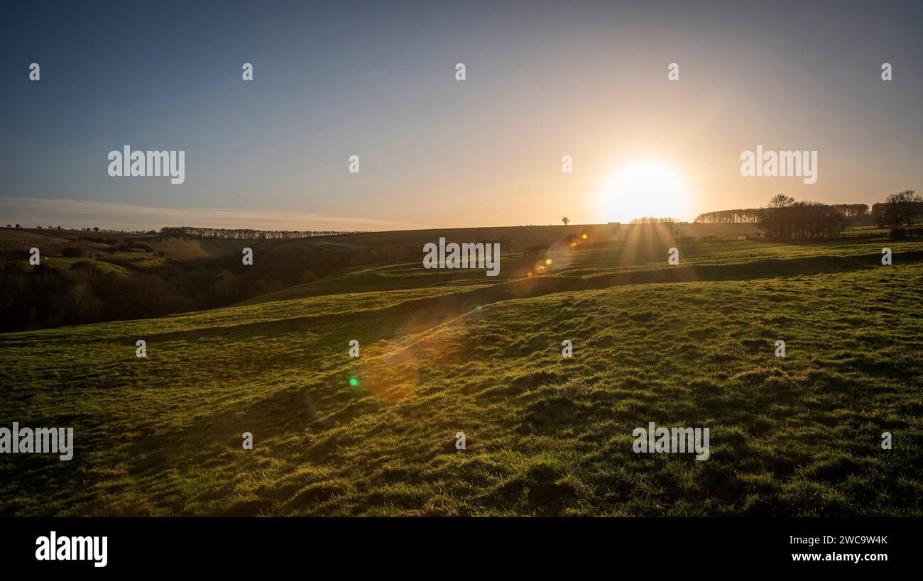 Traces de maisons dans le village médiéval déserté de Wharram Percy dans le North Yorkshire, Royaume-Uni Banque D'Images