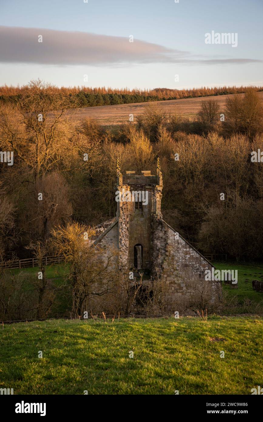 Ruine de l'église paroissiale St Martin dans le village médiéval déserté de Wharram Percy, North Yorkshire, Royaume-Uni Banque D'Images